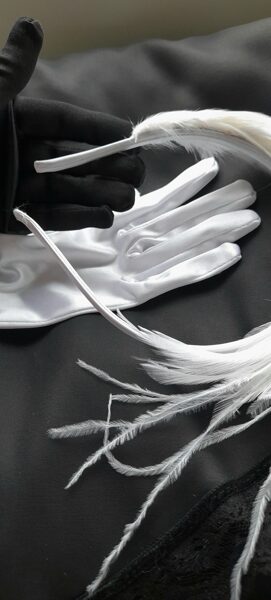 Matu stīpa ar baltām spalvām #1/47