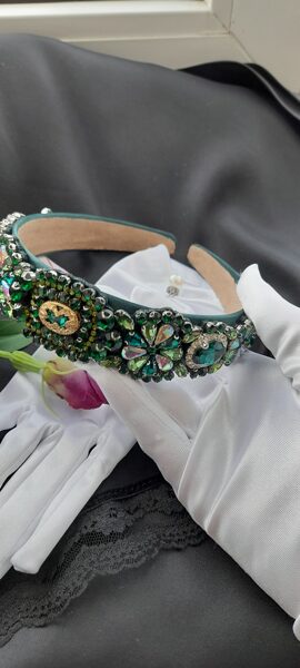 Zaļa stīpa matiem ar akmentiņiem #1/59