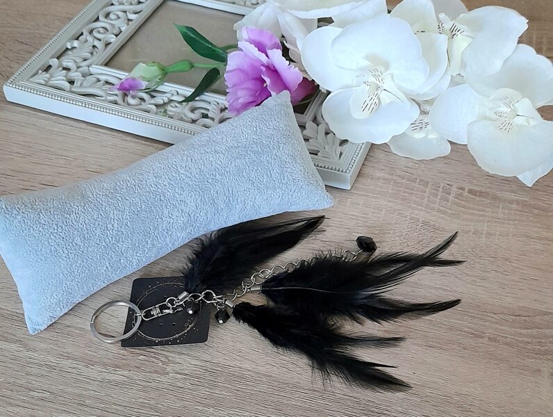 Melns atslēgas piekariņš ar spalvām # 23